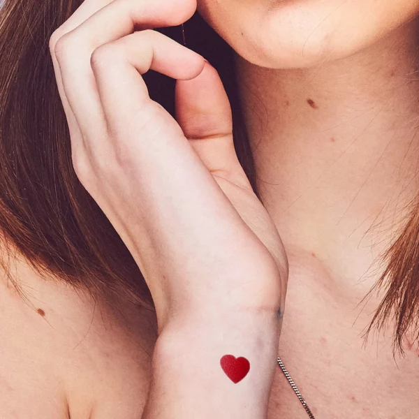 tatouage éphémères en forme de cœur rouge, saint valentin