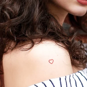 Joli tatouage éphémère en forme de cœur