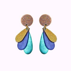 Boucles d’oreilles Écume Trio Demisel avec disque texturé et trois pétales en cuir turquoise, bleu et doré.