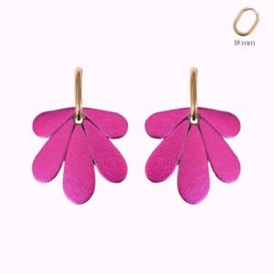 Boucles d’oreilles Berta Demisel avec cinq pétales en cuir fuchsia métallisé sur créoles dorées.