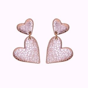 Boucles d’oreilles Bibiche Rose Gold Demisel, composées de deux cœurs en cuir upcyclé aux reflets rose doré.