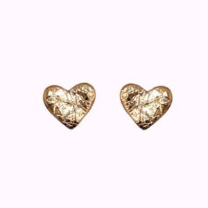 Boucles d’oreilles Venusita Demisel en forme de petits cœurs en cuir doré texturé.