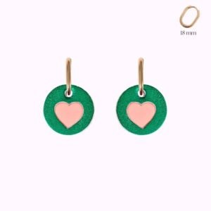Boucles d’oreilles Camelia Demisel avec disque en cuir vert et cœur rose poudré sur créoles dorées.
