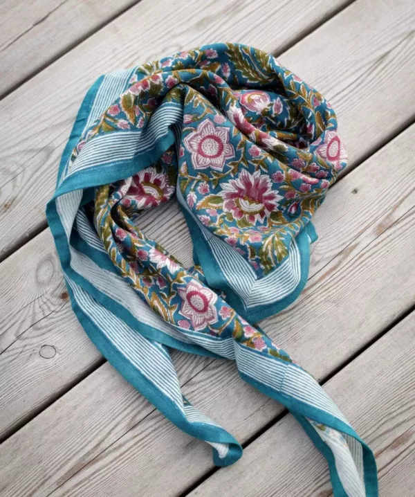 Grand foulard bleu, cadeau pour grand-mère, femme 45 ans, de jolies choses, auray