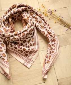 Foulard Léopard rose poudré, accessoire tendance léopard, vannes