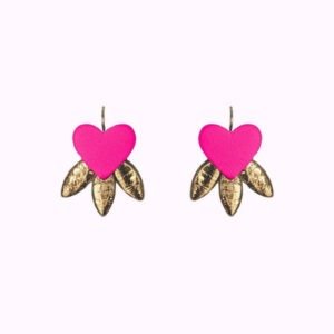 Boucles d’oreilles Julietta Ultrapink Demisel en cuir upcyclé, avec cœur rose vif et détails dorés.