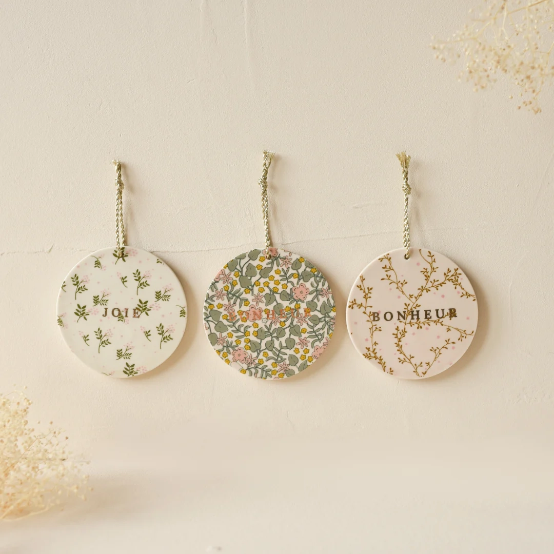 02-amulette-bijou-mural-baubels-de-jolies-choses-saint-ave-cadeau-maitresse