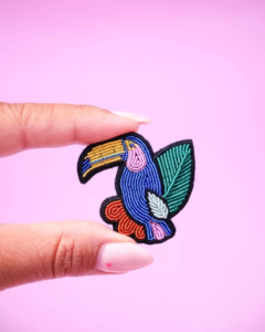 19-broche-toucan-malicieuse-plescop-accessoire-mode-coloré-veste-en-jean