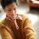 Petit foulard rose blush BELLEMME porté autour du cou, accessoire bohème disponible près de Vannes