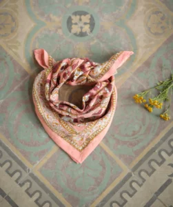 Petit foulard Jaya rose blush BELLEMME en coton, imprimé bohème disponible à Saint-Avé dans le Morbihan