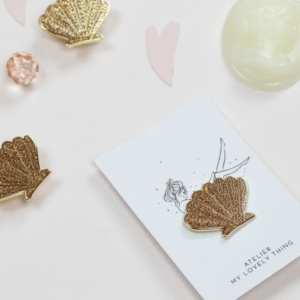 Pin's Coquillage doré pailleté