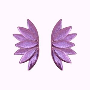 Boucles d’oreilles Allie Demisel composées de pétales superposés en cuir violet métallisé.