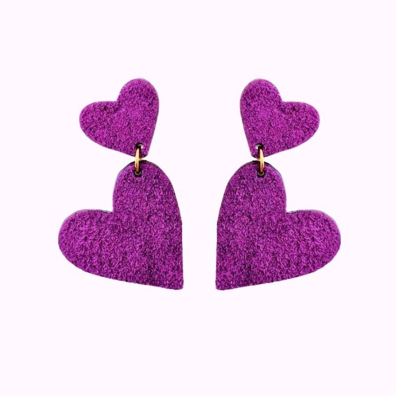Boucles d’oreilles Bibiche Aubergine Demisel avec deux cœurs en cuir upcyclé violet profond.
