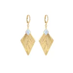 BOUCLES_D_OREILLE_PALMAE_feuille_de_palmier_grave_dore_email_blanc_creatrice_de_bijoux.jpg