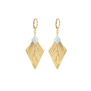 BOUCLES_D_OREILLE_PALMAE_feuille_de_palmier_grave_dore_email_blanc_creatrice_de_bijoux.jpg