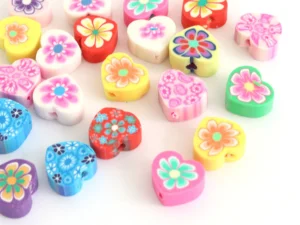Perles coeurs à motifs multicolores Polymères