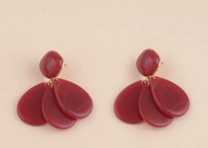 Boucles pendantes rouge résine