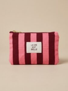 La pochette rayée La Vie Est Belle fuchsia