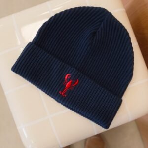 Bonnet marin bleu marine Breizh Club avec homard brodé sur le revers, vu de face.