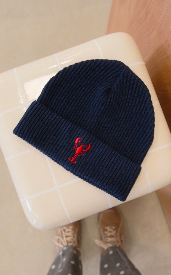 Bonnet marin bleu marine Breizh Club avec homard brodé sur le revers, vu de face.