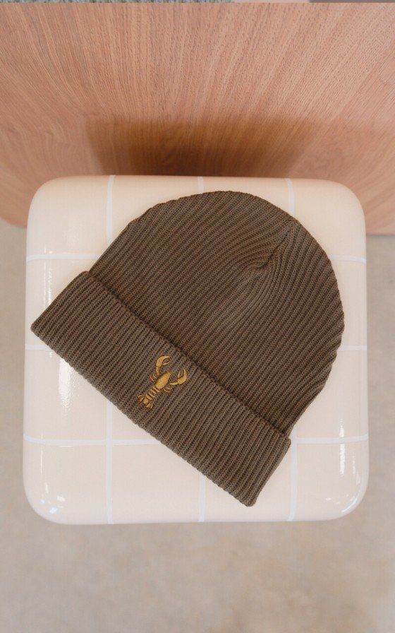 Bonnet marin kaki Breizh Club avec homard brodé sur le revers, vu de face.